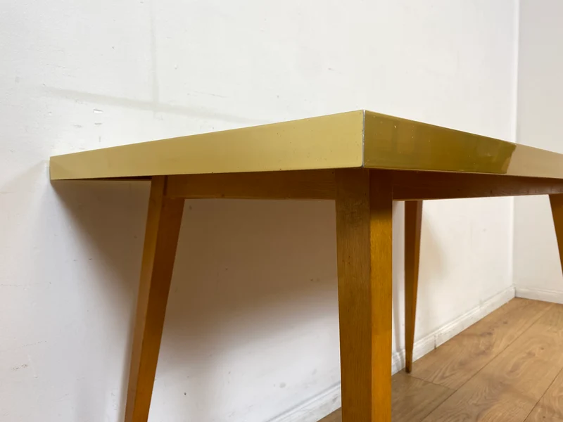 Besonders schöner hoher Mid-Century Couchtisch mit Mosaik Fliesen und konischen Füßen.