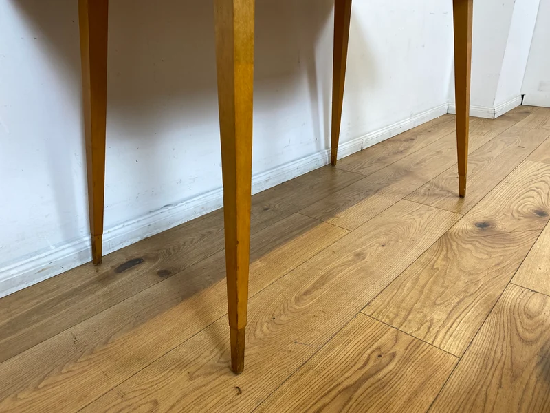 Besonders schöner hoher Mid-Century Couchtisch mit Mosaik Fliesen und konischen Füßen.