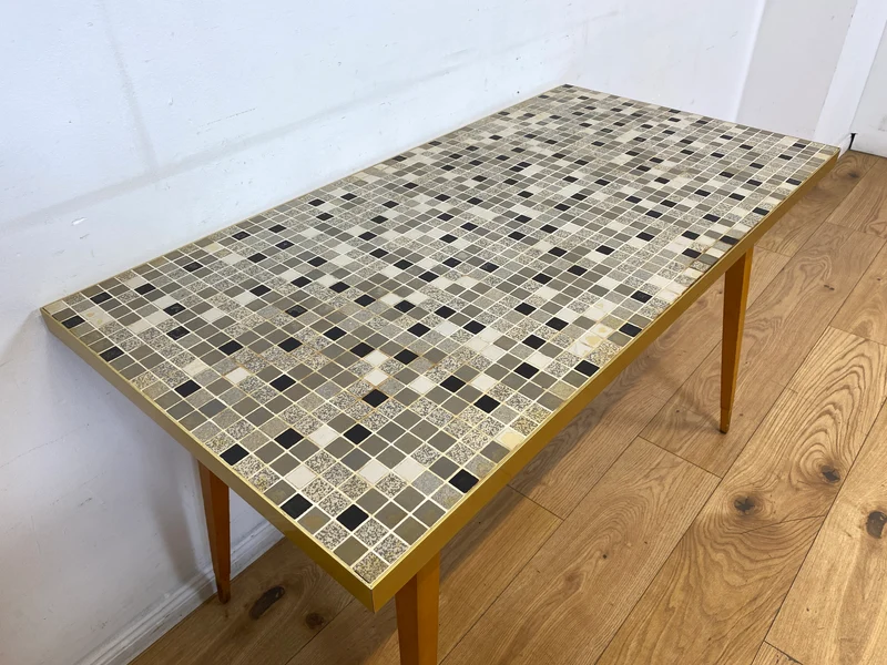 Besonders schöner hoher Mid-Century Couchtisch mit Mosaik Fliesen und konischen Füßen.