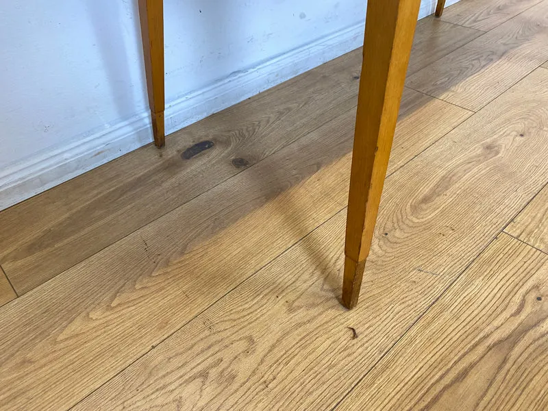 Besonders schöner hoher Mid-Century Couchtisch mit Mosaik Fliesen und konischen Füßen.