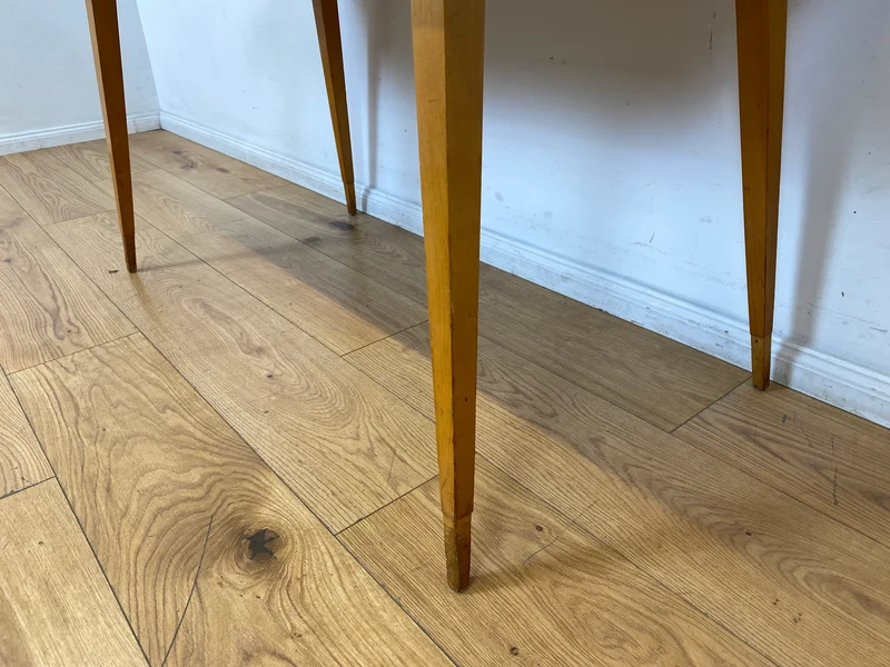 Besonders schöner hoher Mid-Century Couchtisch mit Mosaik Fliesen und konischen Füßen.