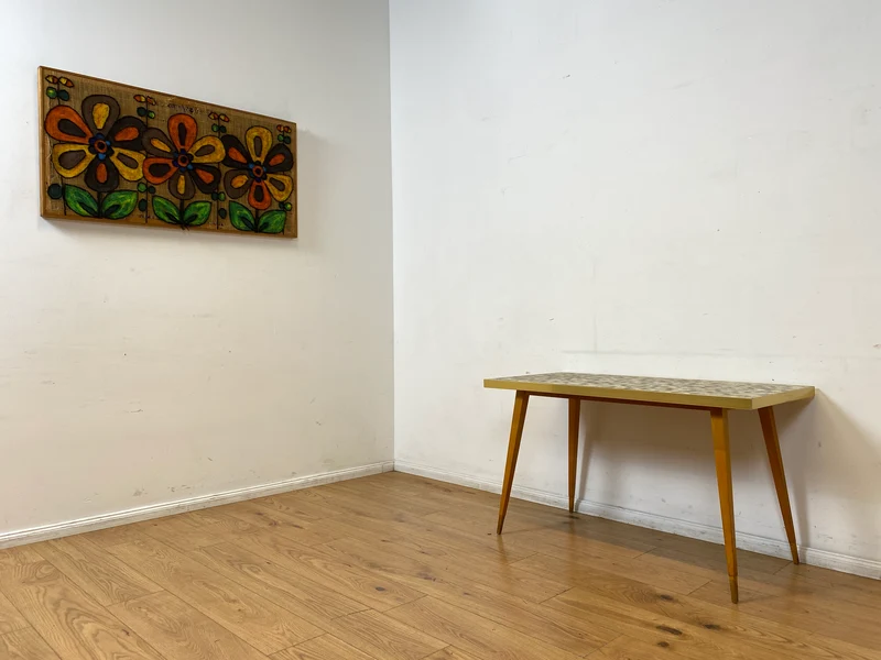 Besonders schöner hoher Mid-Century Couchtisch mit Mosaik Fliesen und konischen Füßen.