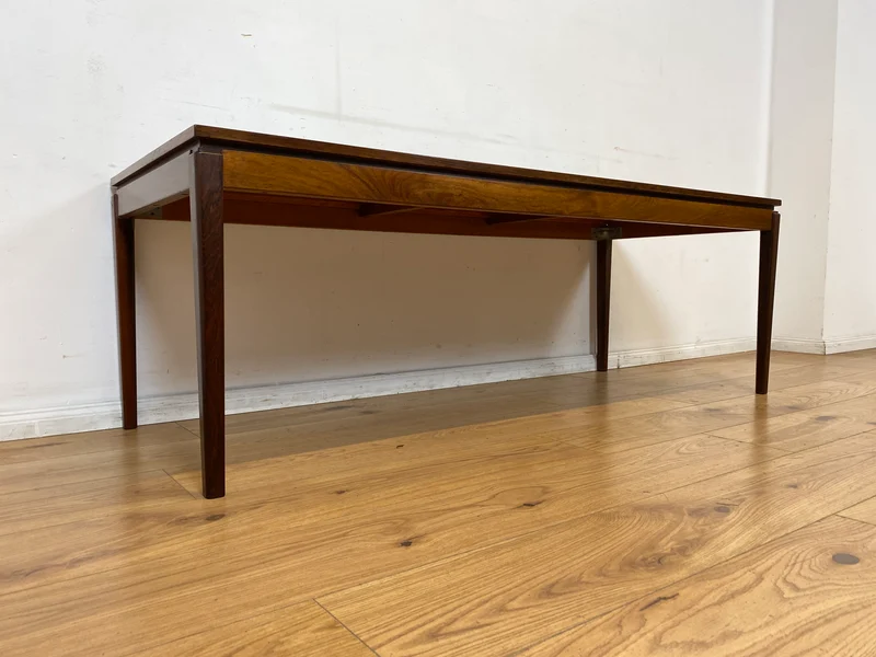 Stilvoller großer skandinavischer Mid-Century Couchtisch mit kunstvollem Fließen und Nussbaum Holzrahmen