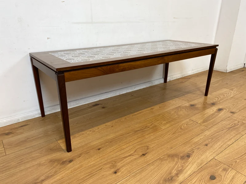 Stilvoller großer skandinavischer Mid-Century Couchtisch mit kunstvollem Fließen und Nussbaum Holzrahmen