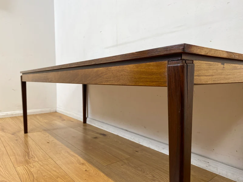 Stilvoller großer skandinavischer Mid-Century Couchtisch mit kunstvollem Fließen und Nussbaum Holzrahmen