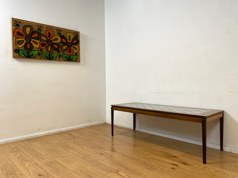 Stilvoller großer skandinavischer Mid-Century Couchtisch mit kunstvollem Fließen und Nussbaum Holzrahmen