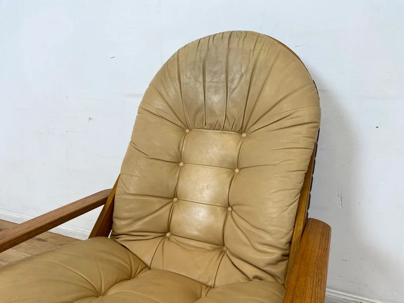 Eleganter & äußerst gemütlicher norwegischer Designer Drehsessel von Rybo Rykken mit beigem Echtleder Bezug