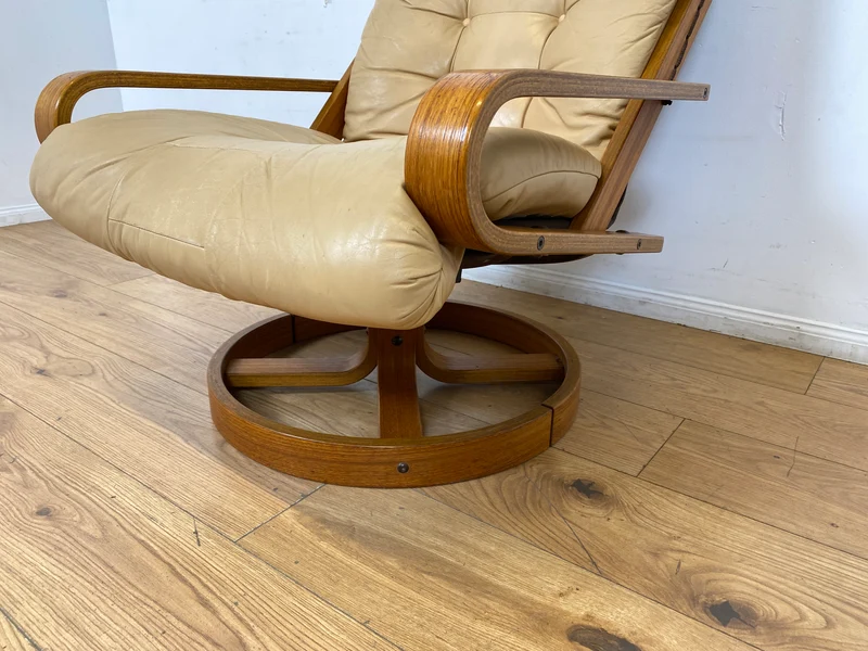 Eleganter & äußerst gemütlicher norwegischer Designer Drehsessel von Rybo Rykken mit beigem Echtleder Bezug