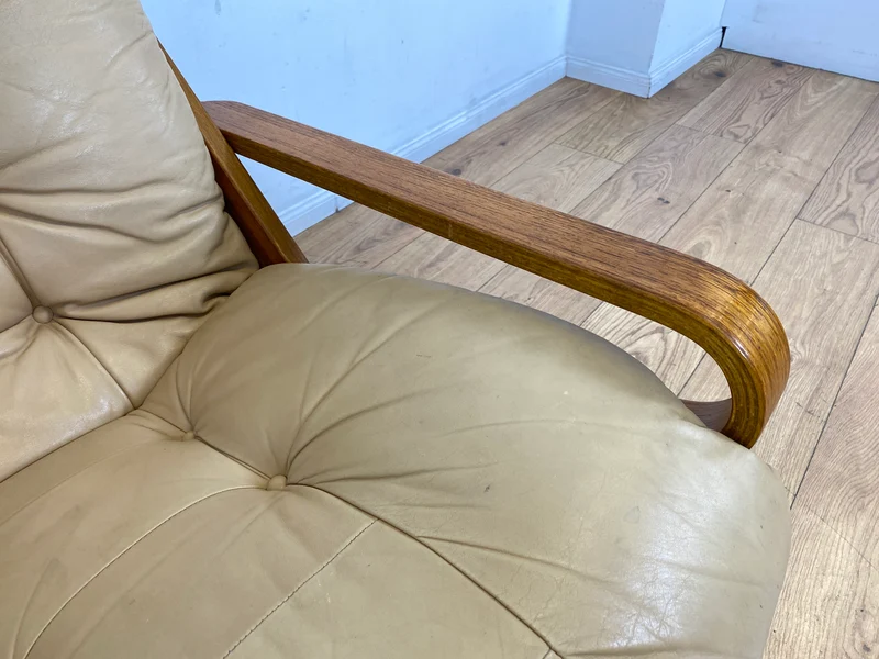 Eleganter & äußerst gemütlicher norwegischer Designer Drehsessel von Rybo Rykken mit beigem Echtleder Bezug