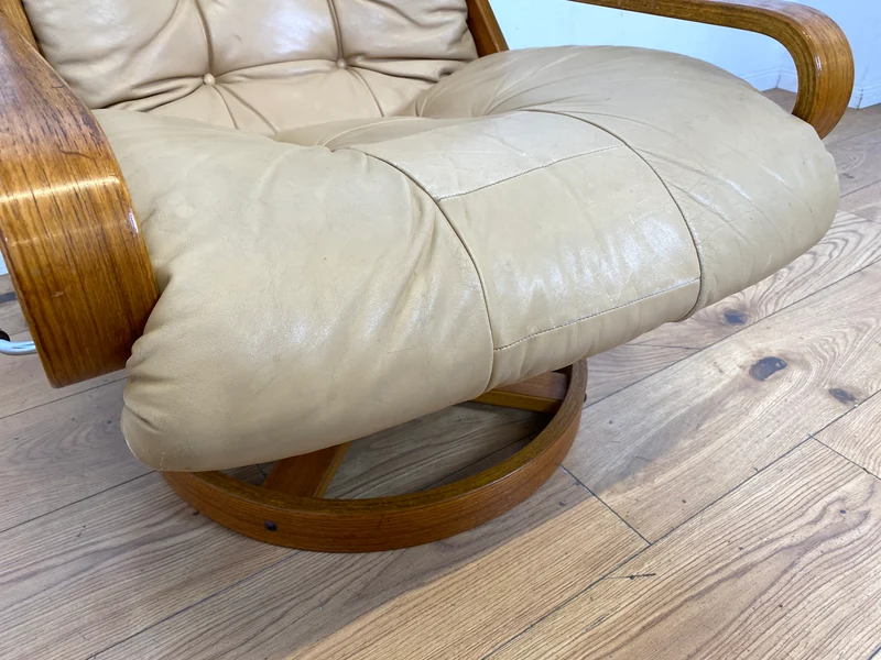 Eleganter & äußerst gemütlicher norwegischer Designer Drehsessel von Rybo Rykken mit beigem Echtleder Bezug