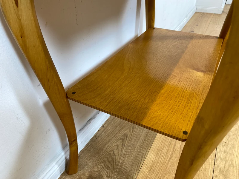 WMK I Freundlicher heller skandinavischer 1940er Jahre Beistelltisch in Birkenholz mit Ablage und eleganten Cabriolen Füßen