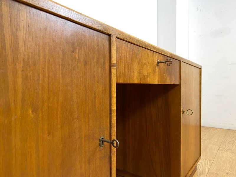 WMK I Minimalistischer freistehender Mid-Century Schreibtisch aus vollem Holz mit Regal Rückseite