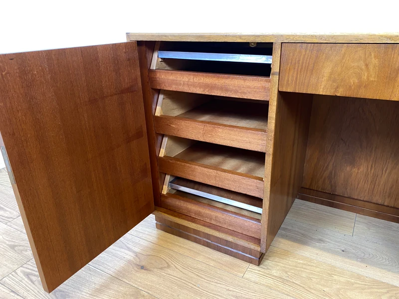 WMK I Minimalistischer freistehender Mid-Century Schreibtisch aus vollem Holz mit Regal Rückseite