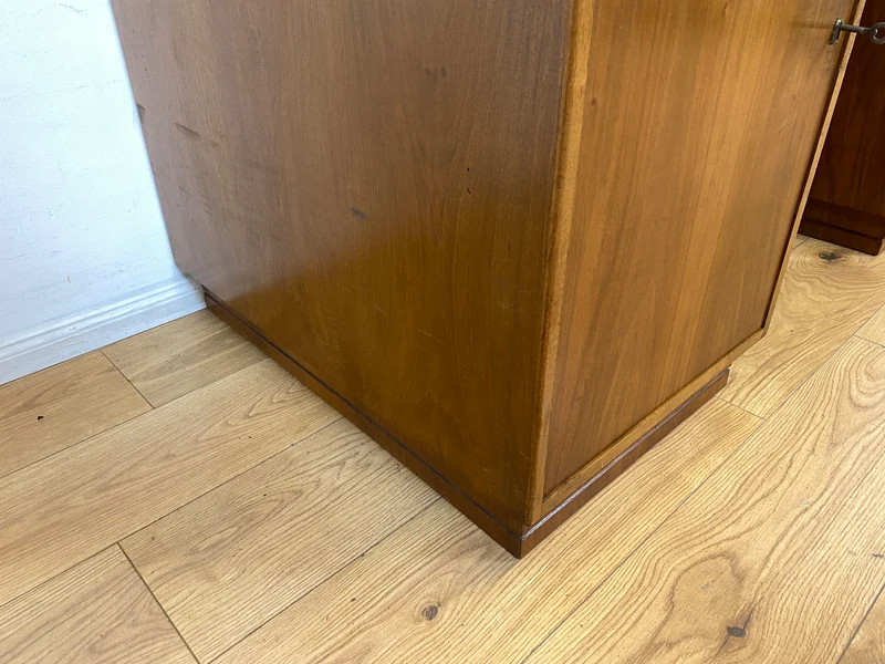 WMK I Minimalistischer freistehender Mid-Century Schreibtisch aus vollem Holz mit Regal Rückseite