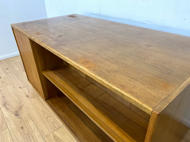WMK I Minimalistischer freistehender Mid-Century Schreibtisch aus vollem Holz mit Regal Rückseite