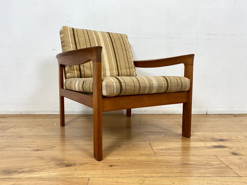 WMK I Stilvoller skandinavischer Mid-Century Sessel von Komfort mit gestreiftem beigem Originalbezug & Teakholz Rahmen