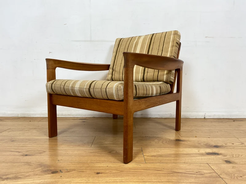 WMK I Stilvoller skandinavischer Mid-Century Sessel von Komfort mit gestreiftem beigem Originalbezug & Teakholz Rahmen