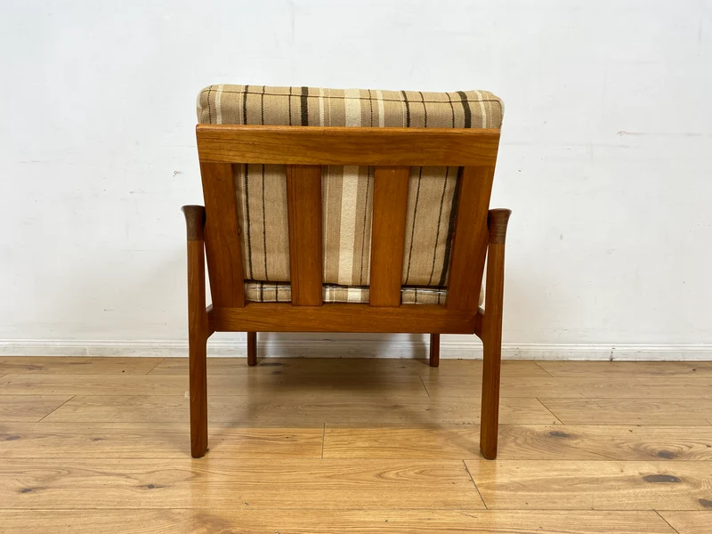WMK I Stilvoller skandinavischer Mid-Century Sessel von Komfort mit gestreiftem beigem Originalbezug & Teakholz Rahmen
