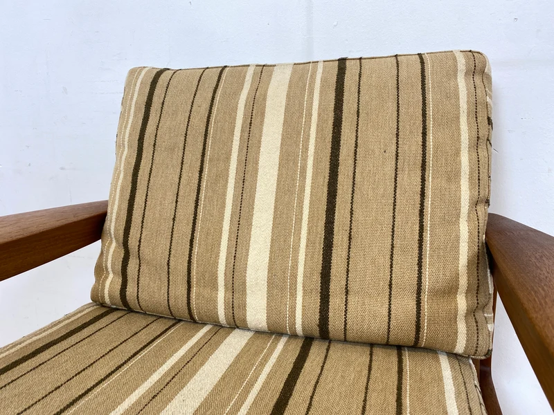 WMK I Stilvoller skandinavischer Mid-Century Sessel von Komfort mit gestreiftem beigem Originalbezug & Teakholz Rahmen