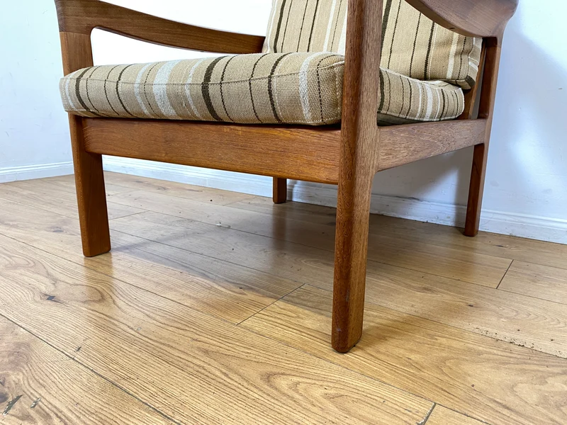 WMK I Stilvoller skandinavischer Mid-Century Sessel von Komfort mit gestreiftem beigem Originalbezug & Teakholz Rahmen