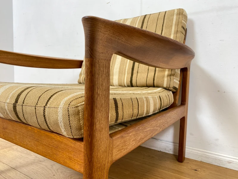 WMK I Stilvoller skandinavischer Mid-Century Sessel von Komfort mit gestreiftem beigem Originalbezug & Teakholz Rahmen