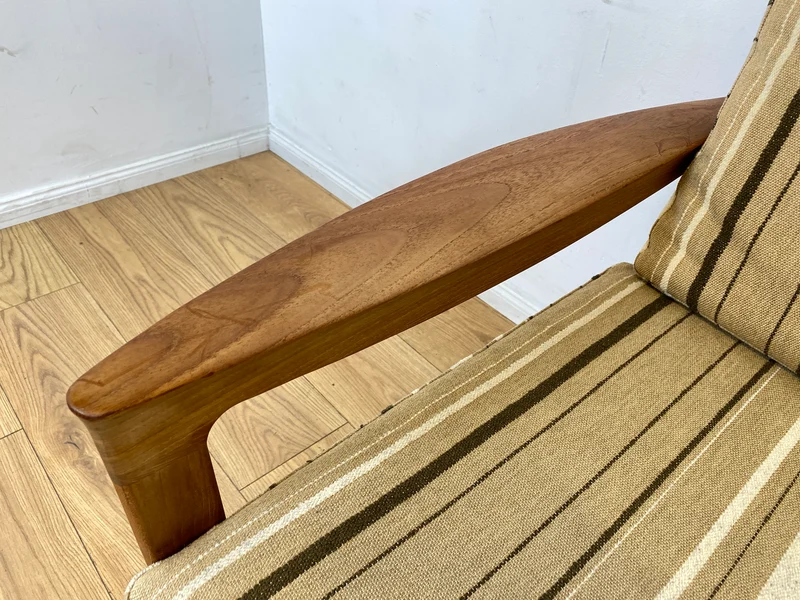 WMK I Stilvoller skandinavischer Mid-Century Sessel von Komfort mit gestreiftem beigem Originalbezug & Teakholz Rahmen