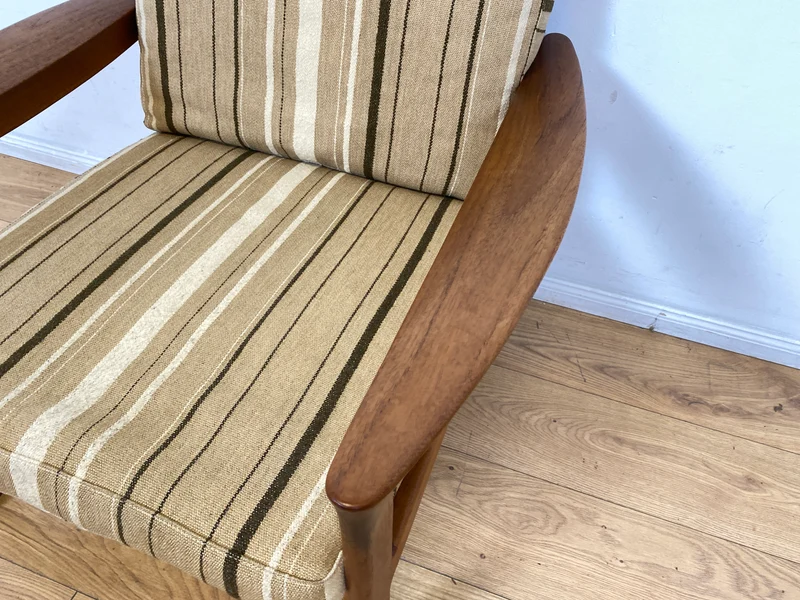 WMK I Stilvoller skandinavischer Mid-Century Sessel von Komfort mit gestreiftem beigem Originalbezug & Teakholz Rahmen