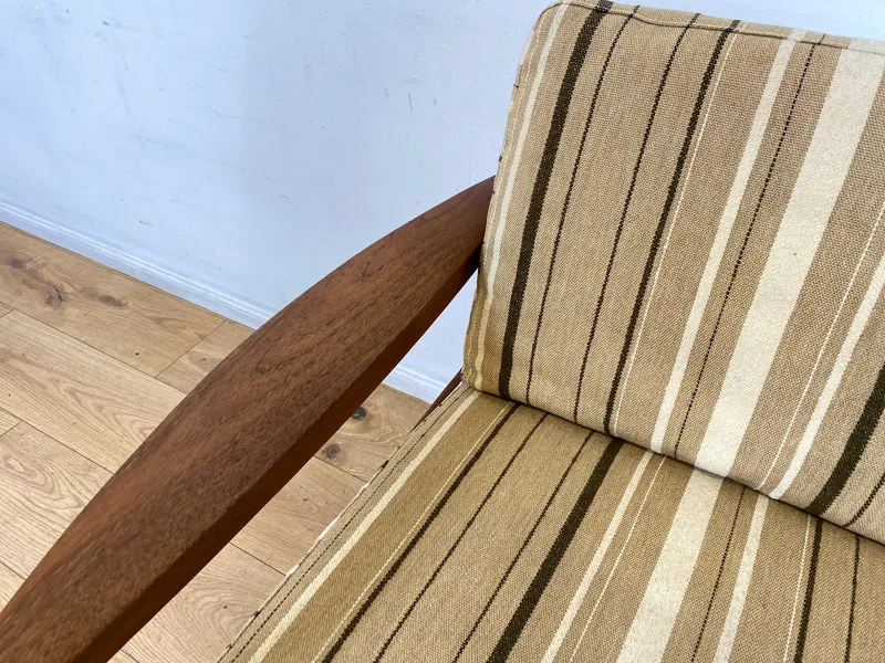 WMK I Stilvoller skandinavischer Mid-Century Sessel von Komfort mit gestreiftem beigem Originalbezug & Teakholz Rahmen