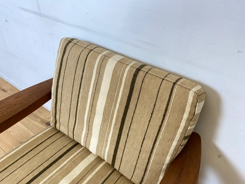 WMK I Stilvoller skandinavischer Mid-Century Sessel von Komfort mit gestreiftem beigem Originalbezug & Teakholz Rahmen