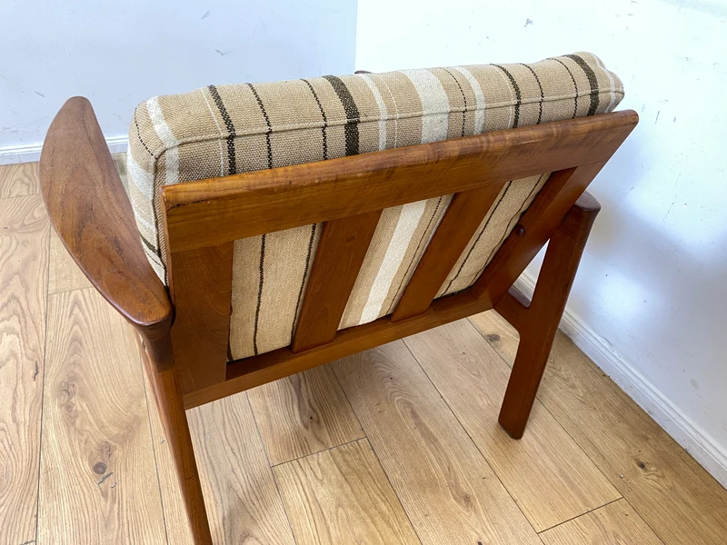 WMK I Stilvoller skandinavischer Mid-Century Sessel von Komfort mit gestreiftem beigem Originalbezug & Teakholz Rahmen