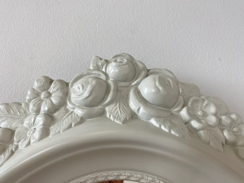WMK I Versand möglich I Sehr schöner weißer ovaler 70er Jahre Spiegel im Barock Stil mit floralem Kunststoff Spiegelrahmen