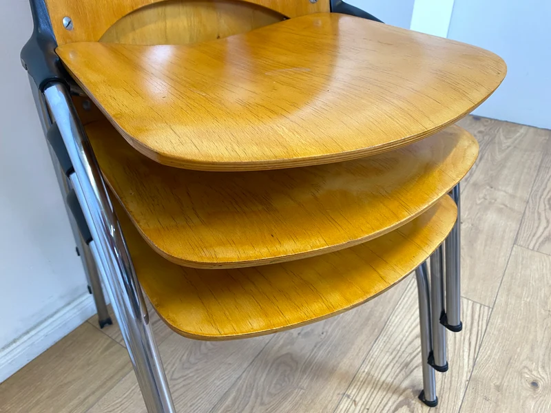WMK I 1/5 Formschöner und sehr stabiler heller Vintage Stapelstuhl auf Chrom Füßen