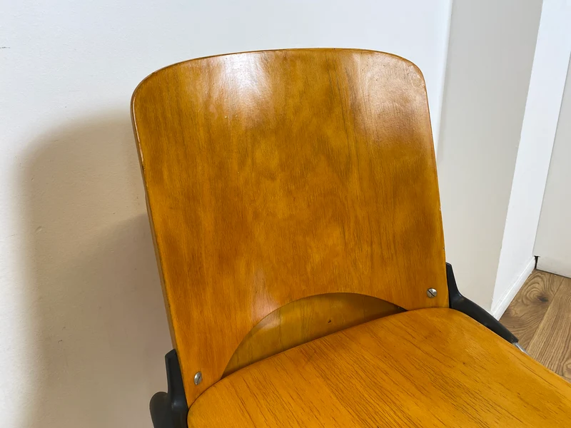 WMK I 1/5 Formschöner und sehr stabiler heller Vintage Stapelstuhl auf Chrom Füßen