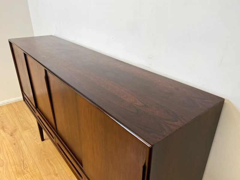 WMK I Hochwertiges skandinavisches Mid-Century Highboard in edlem Palisander mit Schubladen, Schiebetüren & Bar
