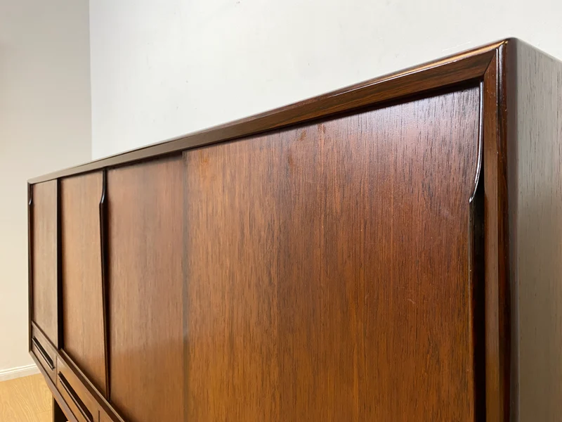 WMK I Hochwertiges skandinavisches Mid-Century Highboard in edlem Palisander mit Schubladen, Schiebetüren & Bar