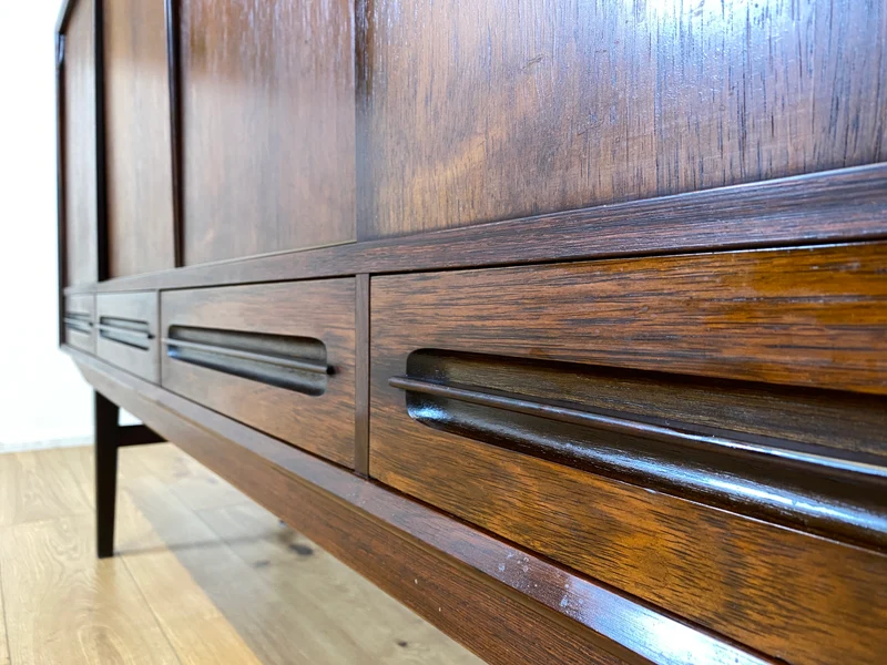 WMK I Hochwertiges skandinavisches Mid-Century Highboard in edlem Palisander mit Schubladen, Schiebetüren & Bar
