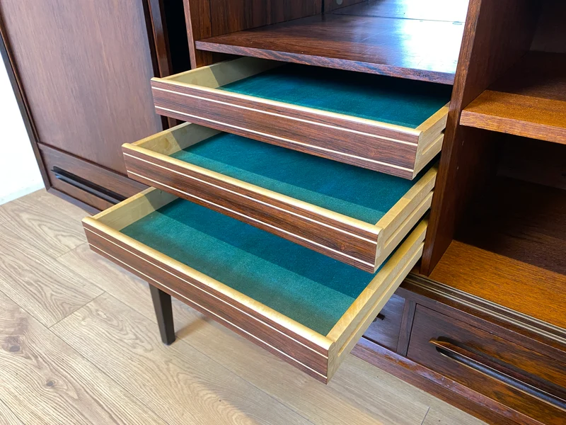 WMK I Hochwertiges skandinavisches Mid-Century Highboard in edlem Palisander mit Schubladen, Schiebetüren & Bar