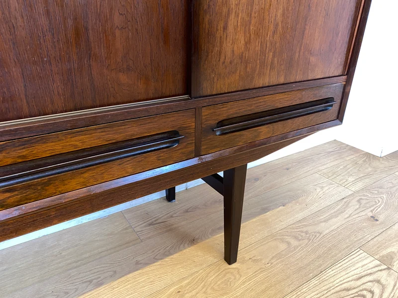 WMK I Hochwertiges skandinavisches Mid-Century Highboard in edlem Palisander mit Schubladen, Schiebetüren & Bar