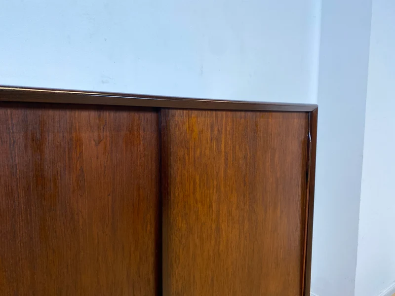 WMK I Hochwertiges skandinavisches Mid-Century Highboard in edlem Palisander mit Schubladen, Schiebetüren & Bar