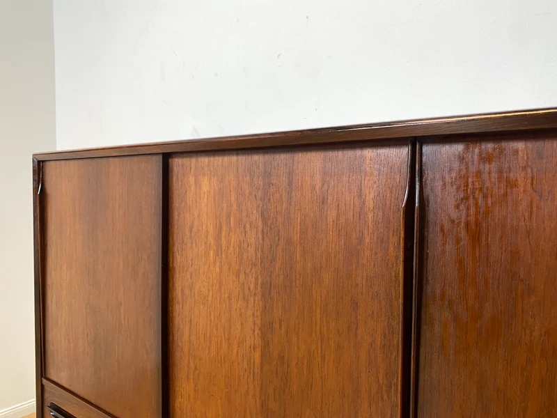 WMK I Hochwertiges skandinavisches Mid-Century Highboard in edlem Palisander mit Schubladen, Schiebetüren & Bar