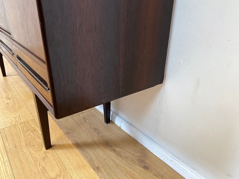 WMK I Hochwertiges skandinavisches Mid-Century Highboard in edlem Palisander mit Schubladen, Schiebetüren & Bar