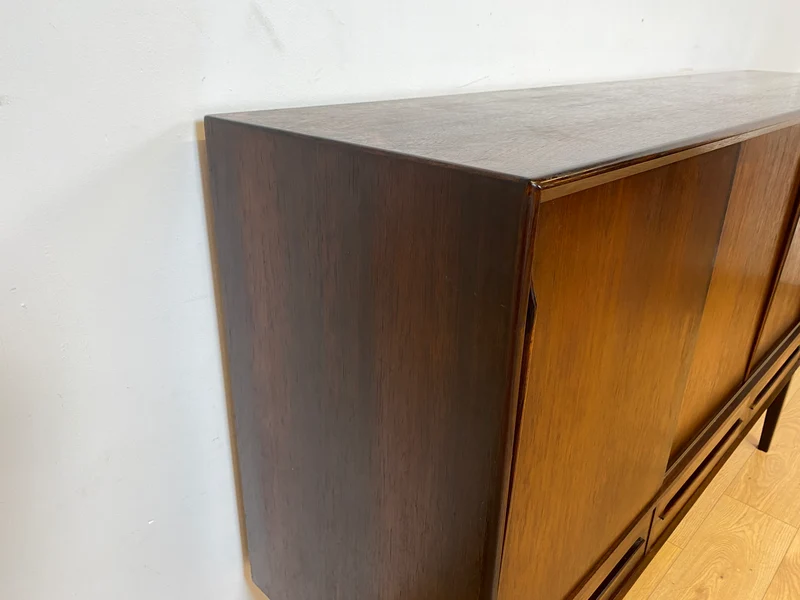 WMK I Hochwertiges skandinavisches Mid-Century Highboard in edlem Palisander mit Schubladen, Schiebetüren & Bar