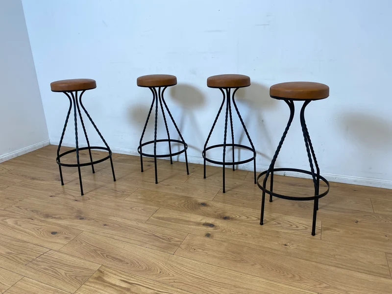 WMK I Set aus 4 sehr schönen Vintage Barhockern aus Metall mit cognacfarbenem Kunstleder Sitz