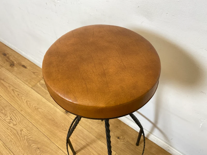WMK I Set aus 4 sehr schönen Vintage Barhockern aus Metall mit cognacfarbenem Kunstleder Sitz