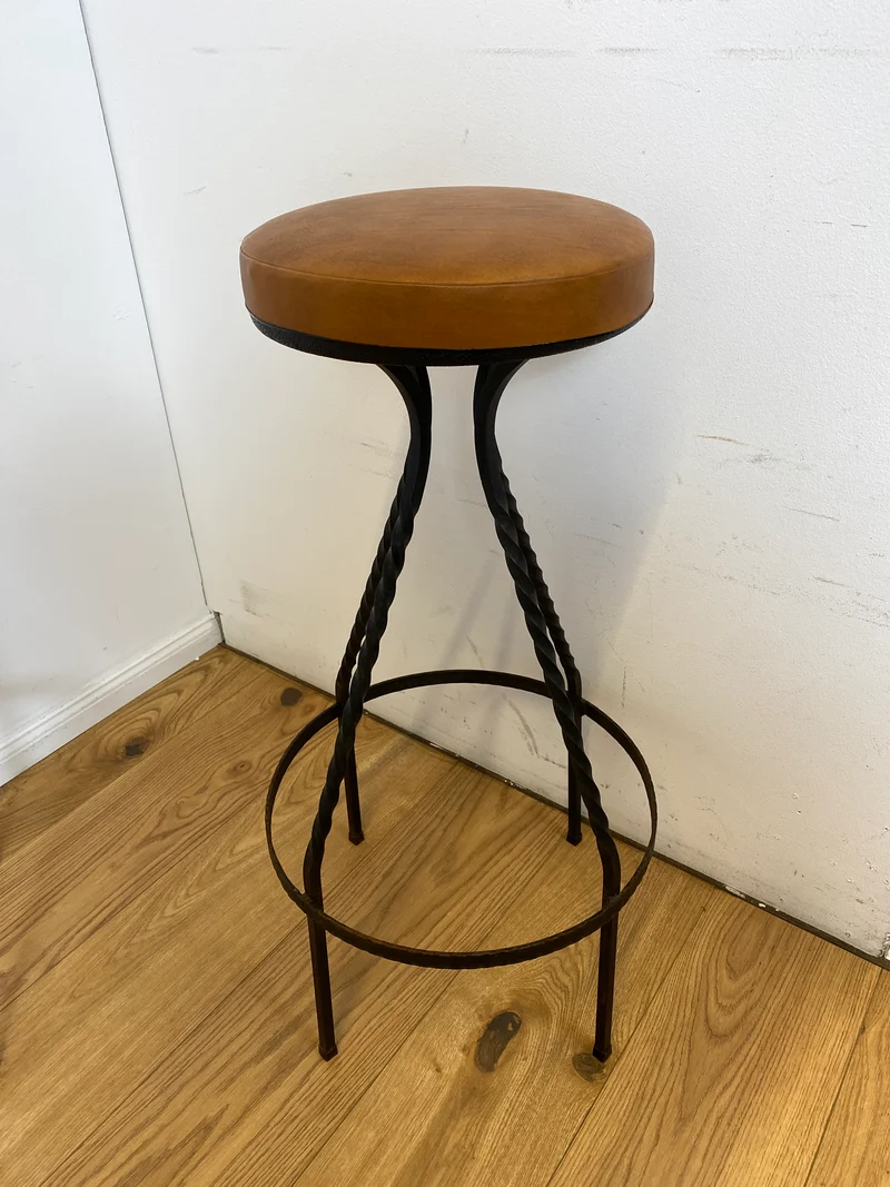 WMK I Set aus 4 sehr schönen Vintage Barhockern aus Metall mit cognacfarbenem Kunstleder Sitz