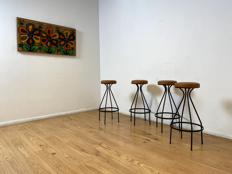 WMK I Set aus 4 sehr schönen Vintage Barhockern aus Metall mit cognacfarbenem Kunstleder Sitz
