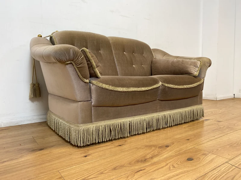 WMK I Äußerst gemütliches Vintage Sofa mit samtartigen beigen Originalbezug, Fransen & ausklappbaren Armlehnen