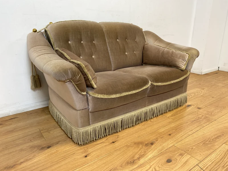 WMK I Äußerst gemütliches Vintage Sofa mit samtartigen beigen Originalbezug, Fransen & ausklappbaren Armlehnen