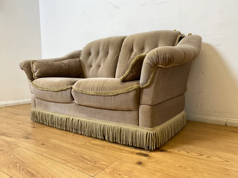 WMK I Äußerst gemütliches Vintage Sofa mit samtartigen beigen Originalbezug, Fransen & ausklappbaren Armlehnen