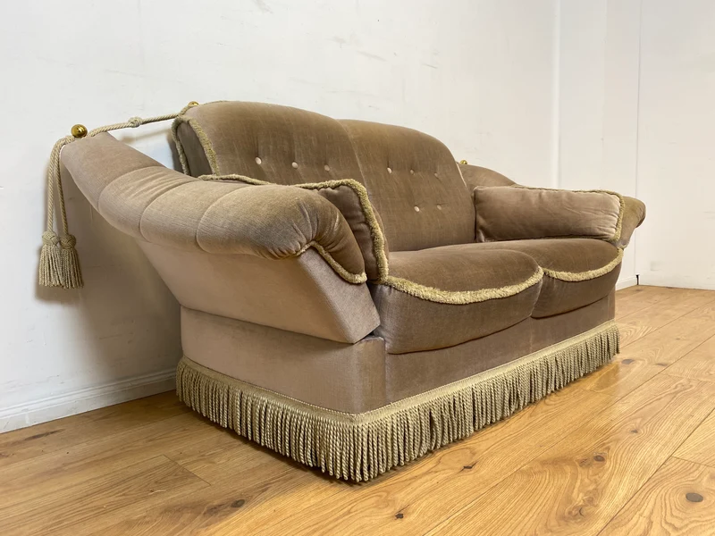 WMK I Äußerst gemütliches Vintage Sofa mit samtartigen beigen Originalbezug, Fransen & ausklappbaren Armlehnen